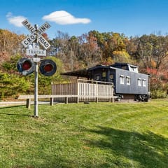 The Caboose + Pickleball, Hot Tub, Private Trail